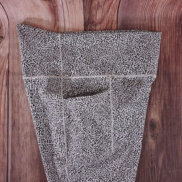 Athleta Womens Large Salutation Stash II Textured Tight Micro Cheetah 631936 - Picture 4 of 12